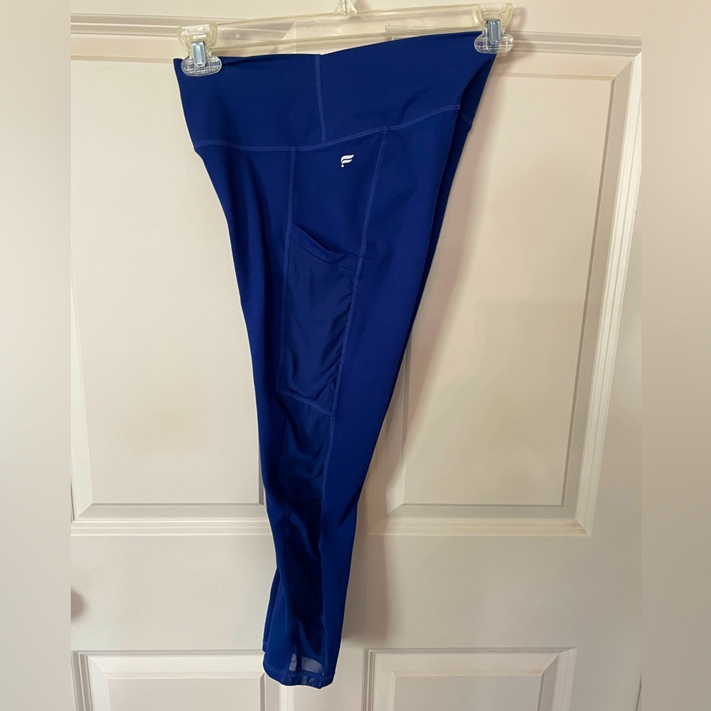 Fabletics Powerhold Leggings Medium Capri Blue Pockets and Mesh Accent